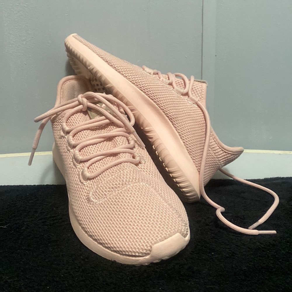 EUC like new super trendy sneakers.